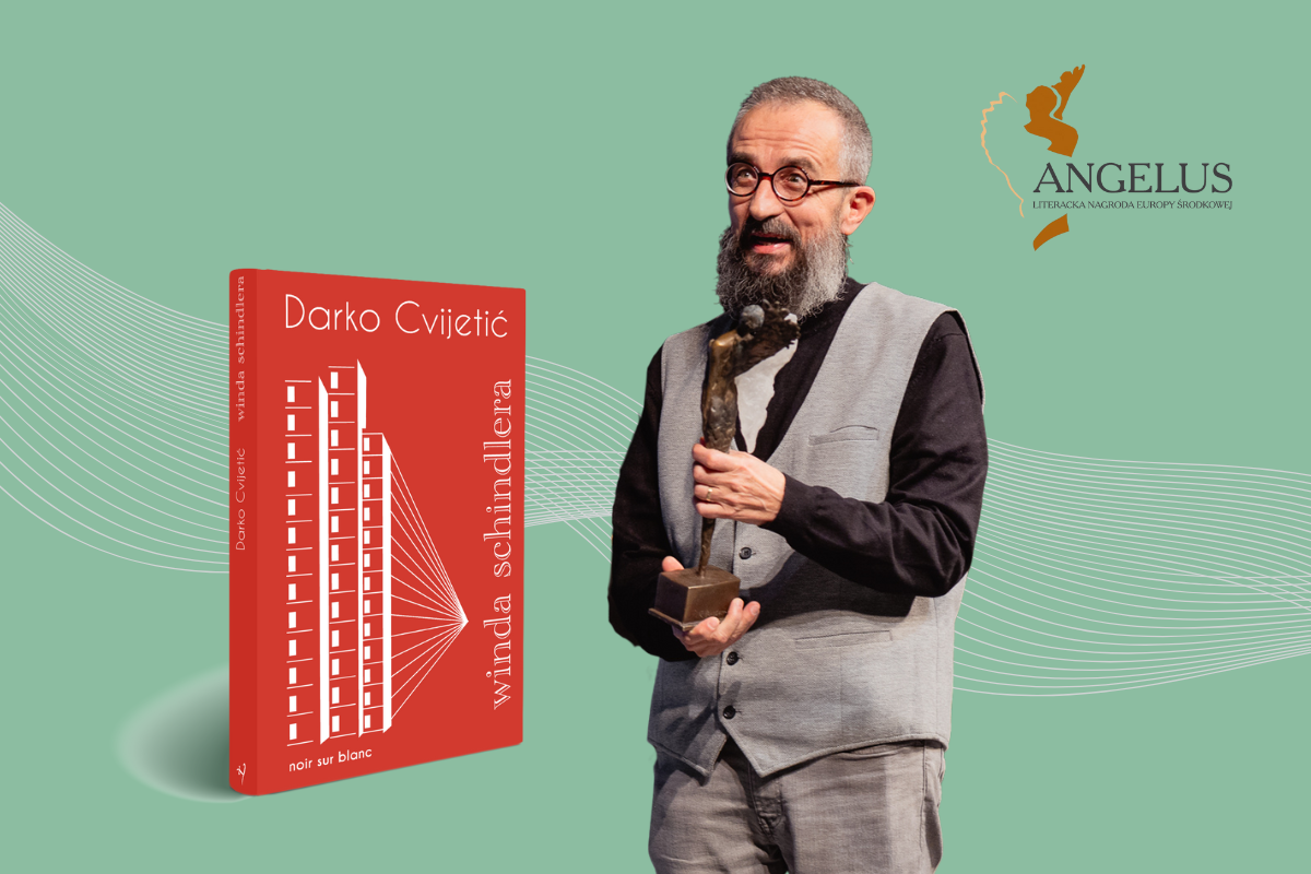 Na zielonym tle postać mężczyzny ze statuetką, obok okładka zwycięskiej książki