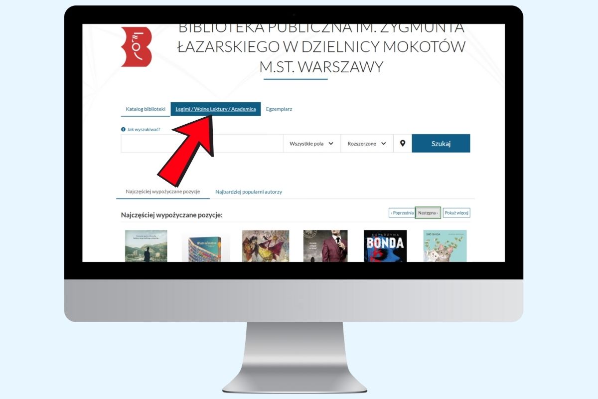 Na błękitnym tle widok komputera z otwartą stroną Biblioteki Mokotów i czerwoną strzałką