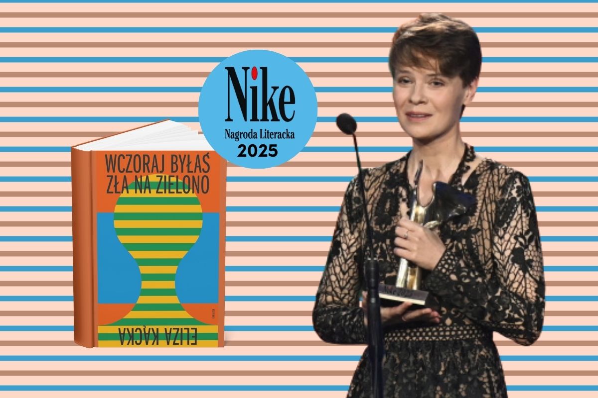 Na tle w paski kobieta w czarnej sukience, trzyma statuetkę, po lewej okładka książki i napis w niebieskim kółku: Nike Nagroda Literacka 2025s