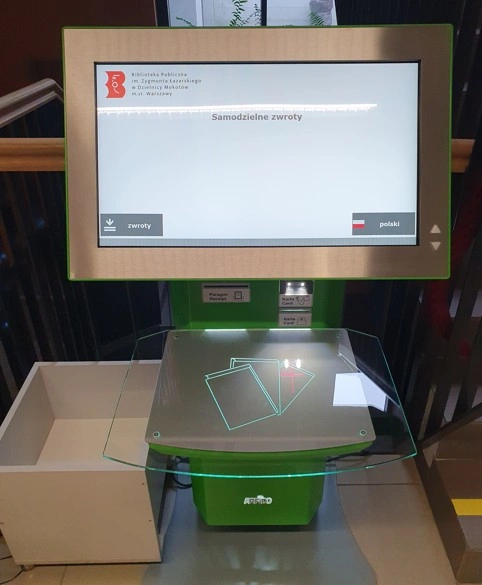 Urządzenie z monitorem do samodzielnego zwrotu książek do biblioteki, czyli self check