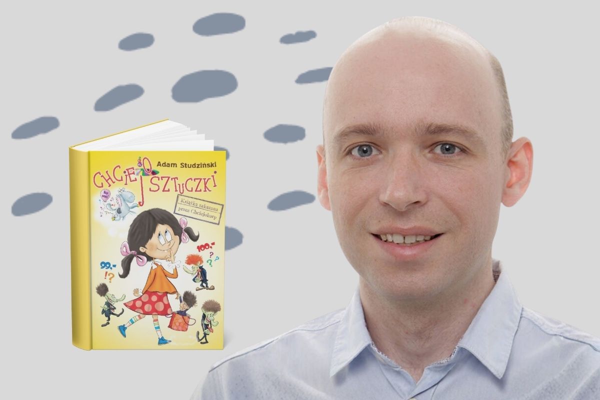 Uśmiechnięty mężczyzna z króciutką fryzurą, z lewej okładka książki