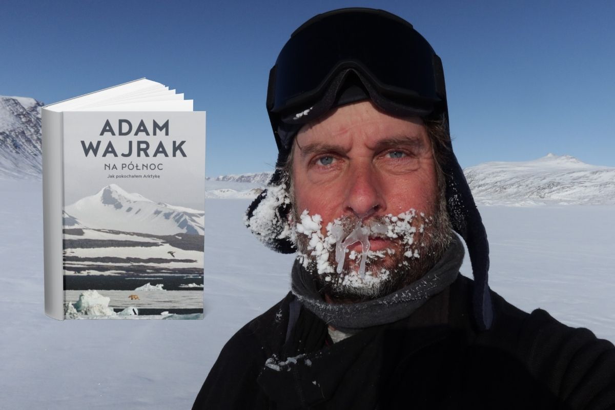 Na tle arktycznego krajobrazu okładka książki, mężczyzna w czarnym ubraniu z zamarzniętymi wąsami