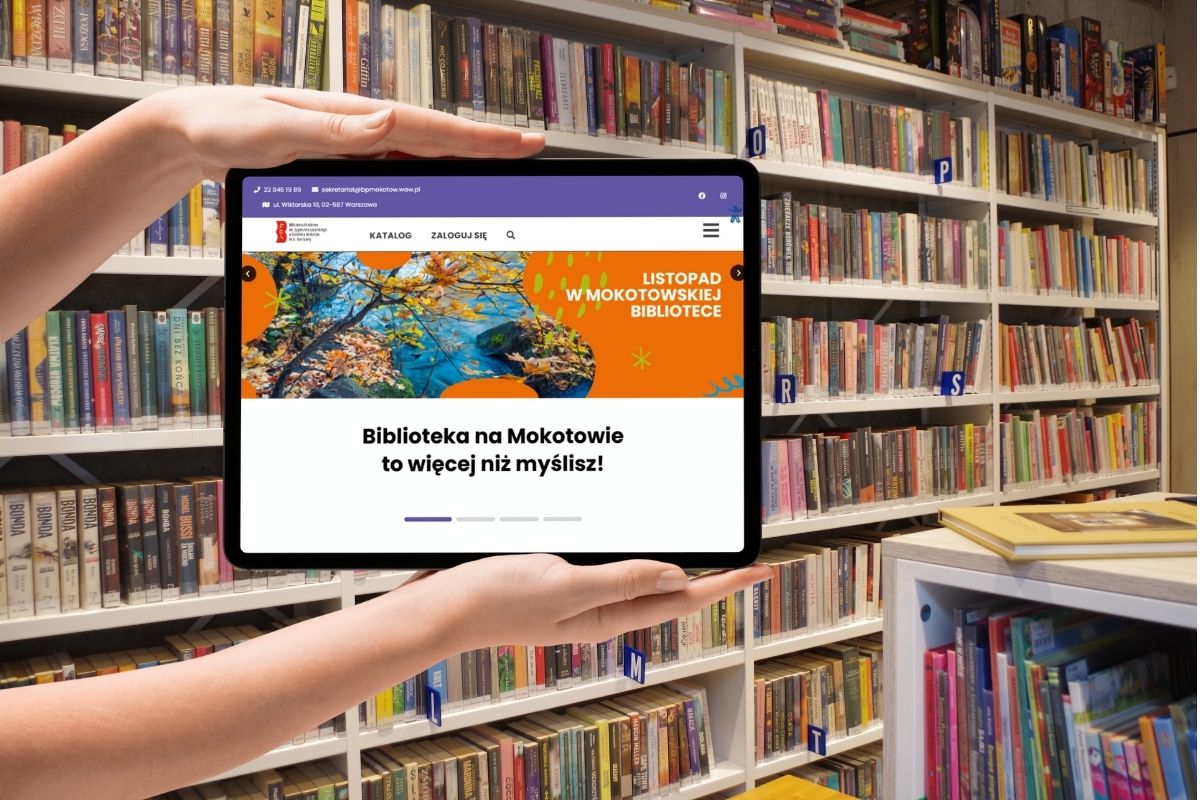 Ręce trzymające tablet na tle regałów bibliotecznych